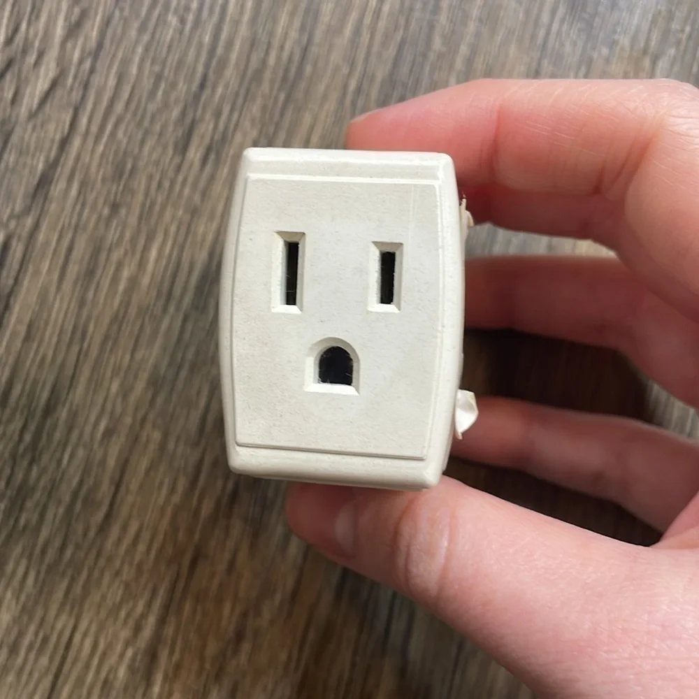 LEVITON 15A 125V Power Wall Adapter 3 Plug Ins